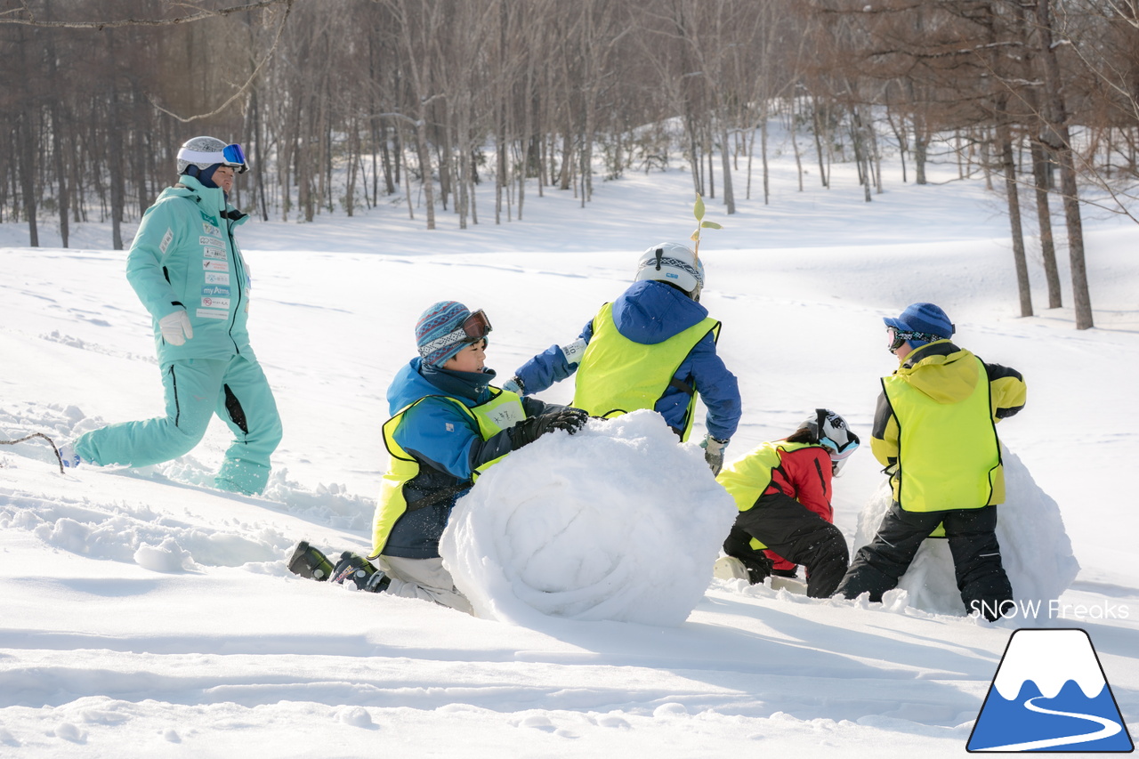 井山敬介さんと秋元日菜子さんのコンビは今年も健在！さらに、サプライズゲストも登場？！憧れのスキーヤーと一緒に雪と戯れ、『いちえ』の美味しいランチをいただく…。夢のようなイベント。めもるホールディングス presents プロスキーヤー・井山敬介さんと行く｜ダイナスティスキーリゾート